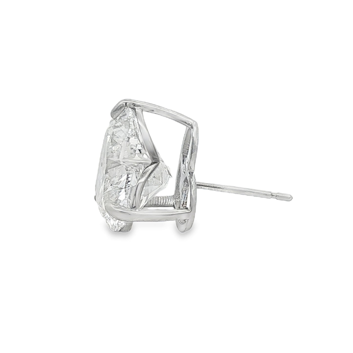 K18ホワイトゴールドのハートカットラボグロウンダイヤモンドスタッドピアス