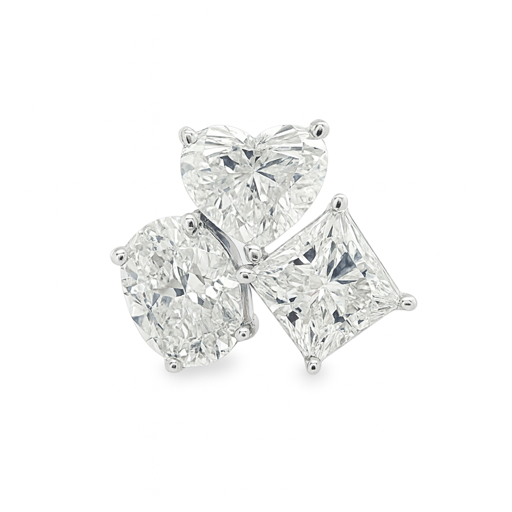 K18ホワイトゴールドのハート型、オーバル型、エメラルドカットダイヤモンドのイヤリングピアス