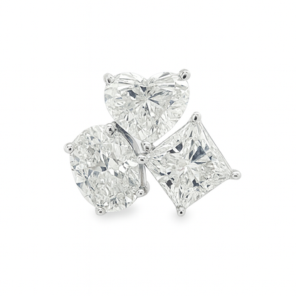 K18ホワイトゴールドのハート型、オーバル型、エメラルドカットダイヤモンドのイヤリングピアス