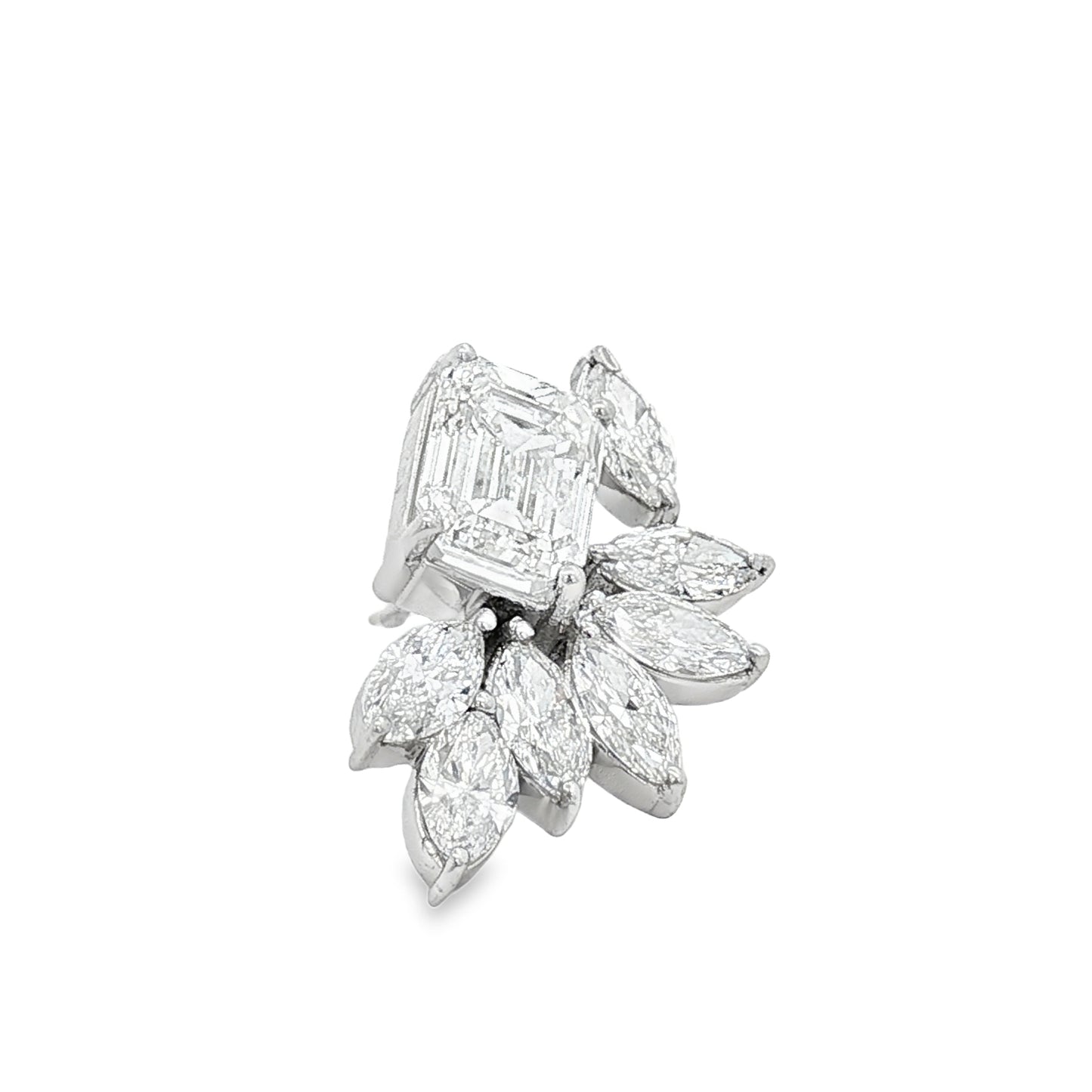 K18ホワイトゴールドのエメラルドカットのラボグロウンダイヤモンドクラスターイヤリング