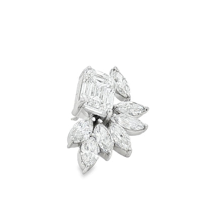 K18ホワイトゴールドのエメラルドカットのラボグロウンダイヤモンドクラスターイヤリング