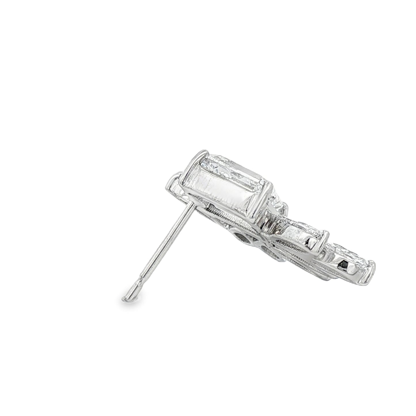 K18ホワイトゴールドのエメラルドカットのラボグロウンダイヤモンドクラスターイヤリング