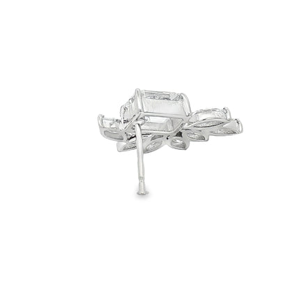 K18ホワイトゴールドのエメラルドカットのラボグロウンダイヤモンドクラスターイヤリング