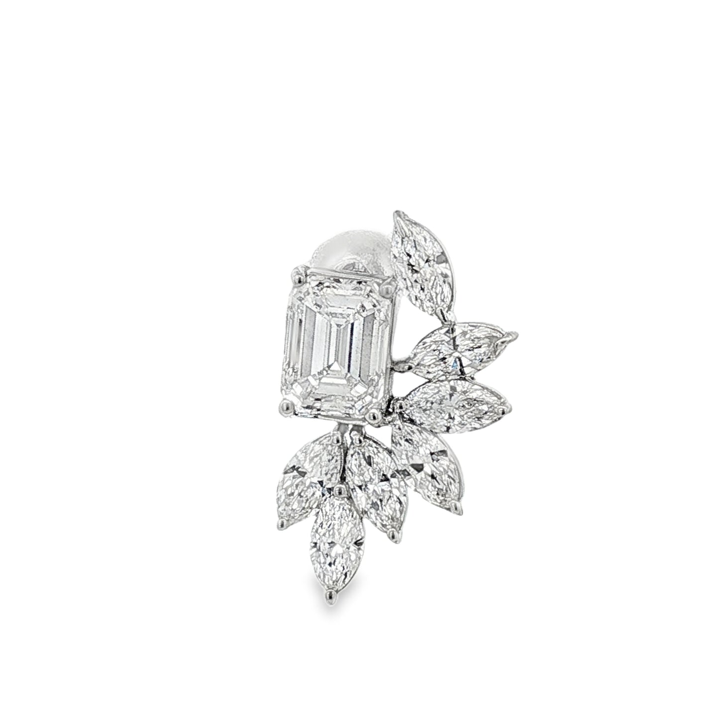 K18ホワイトゴールドのエメラルドカットのラボグロウンダイヤモンドクラスターイヤリング