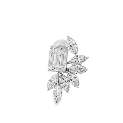 K18ホワイトゴールドのエメラルドカットのラボグロウンダイヤモンドクラスターイヤリング