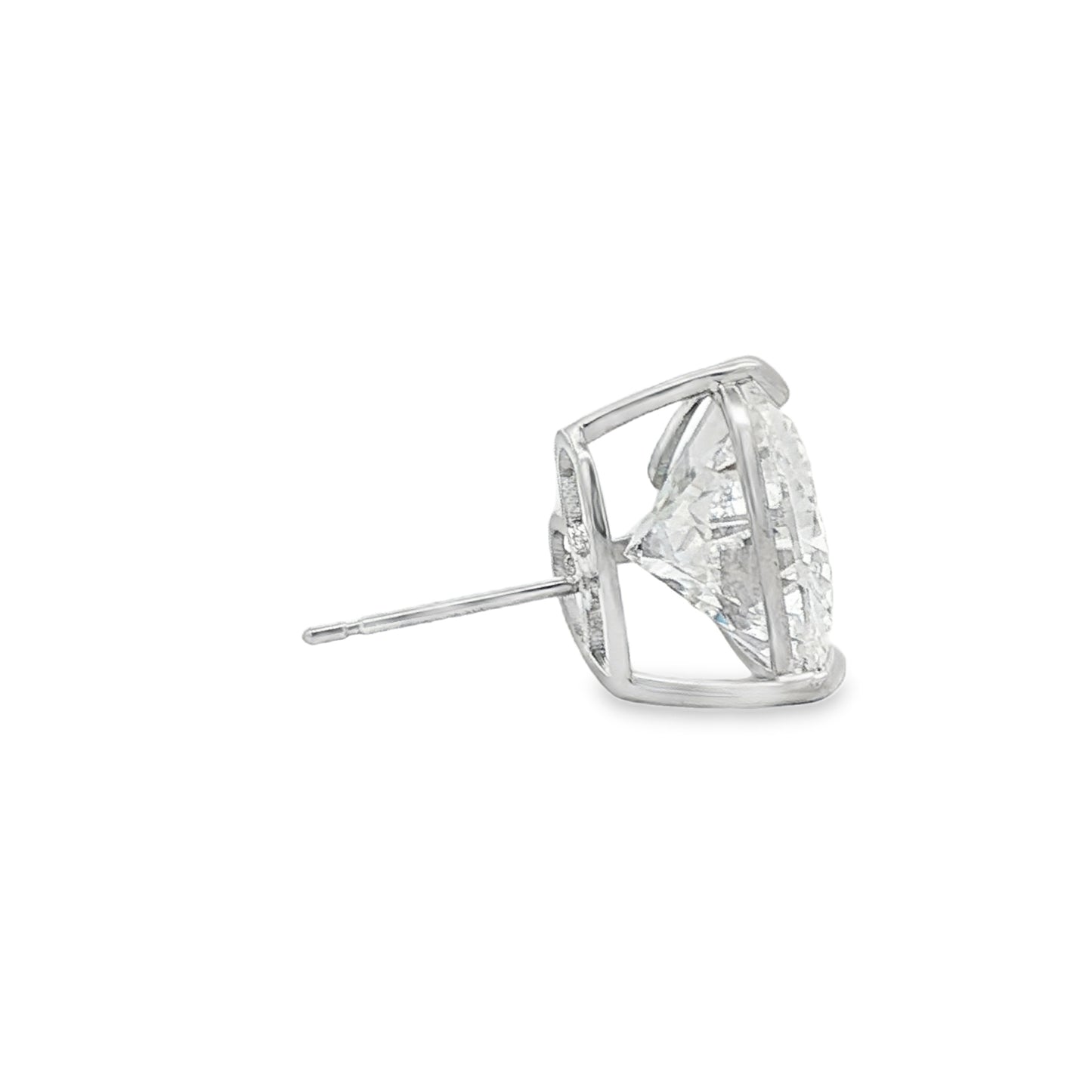 K18ホワイトゴールドのハートカットラボグロウンダイヤモンドスタッドピアス