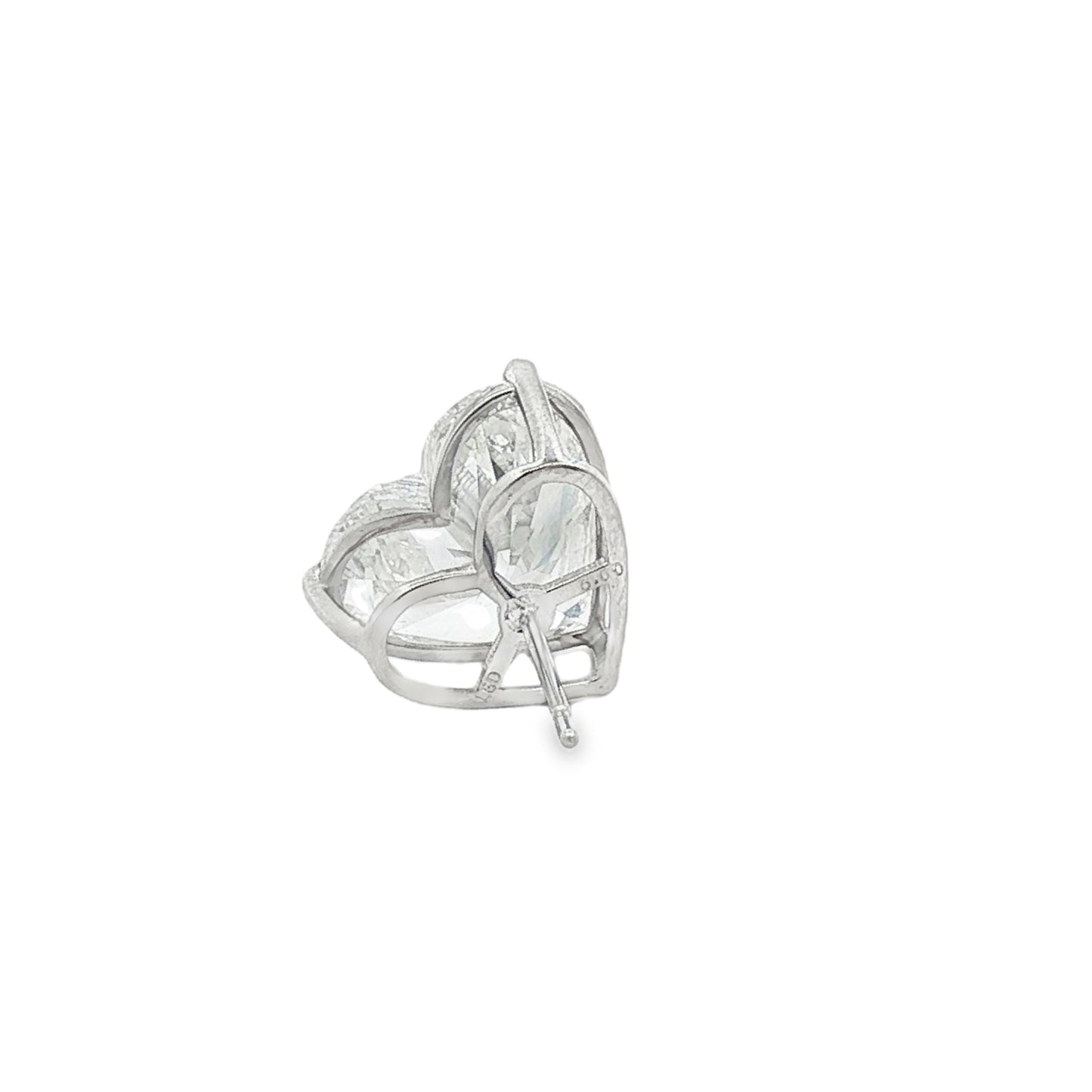 K18ホワイトゴールドのハートカットラボグロウンダイヤモンドスタッドピアス